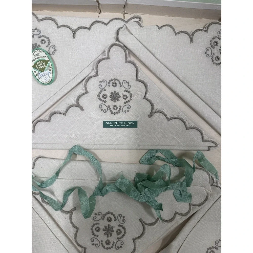 Vintage Irish Embroidered Supper Set Table Cloth With 6 Napkins scalloped edges